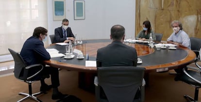 Pedro Sánchez, Salvador Illa y Fernando Simón, reunidos el lunes en Moncloa.