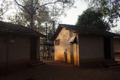 Un paciente del hospital de SEARCH pasea por Shodhgram, un poblado construido por los doctores Bang que cuenta con un hospital, un centro de investigación y de formación, biblioteca y residencia para unos 50 trabajadores de SEARCH.