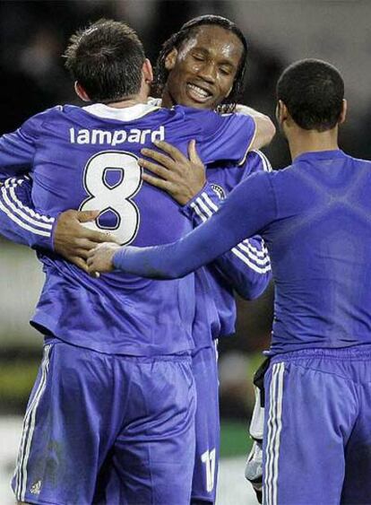 Lampard y Drogba se abrazan en presencia de Ashley Cole.