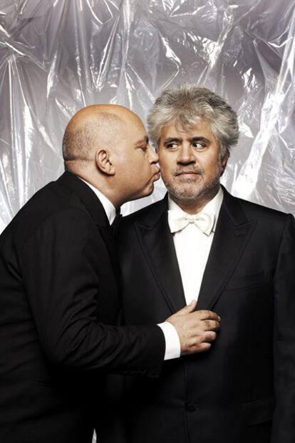 Los hermanos Almodóvar, Agustín y Pedro (d), productor y director de cine, respectivamente, en una sesión para EL PAÍS SEMANAL el pasado mes de octubre.