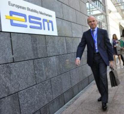 El ministro de Economía y Competitividad, Luis de Guindos, a su llegada a la sede del Mecanismo Europeo de Estabilidad (MEDE) para asistir a una reunión del Eurogrupo, en Luxemburgo, hoy, jueves 20 de junio de 2013.