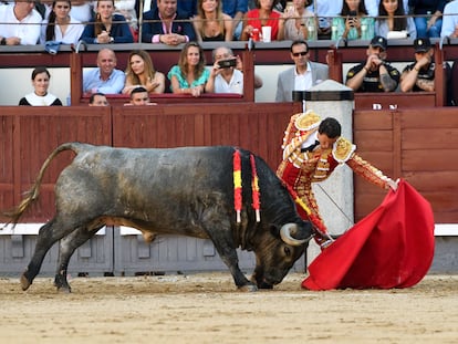 Rafaelillo torea al natural al primer toro de la tarde.