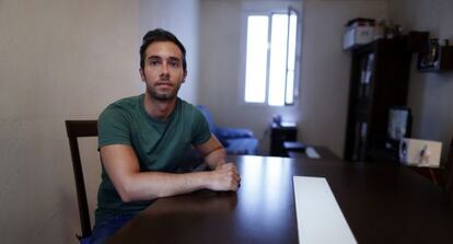 José en el piso que comparte en el centro de Madrid y por el que paga más de 450 euros