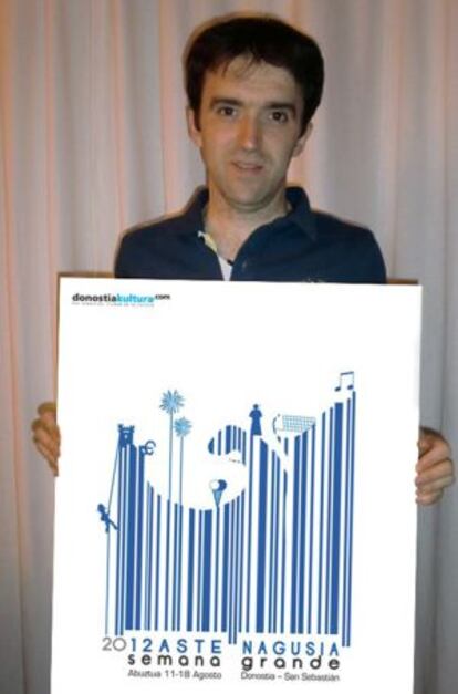 Lucas Fernández, con su cartel.