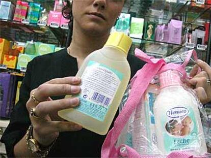 A la izquierda, envase de jabón líquido Nenuco como los retirados por Sanidad.