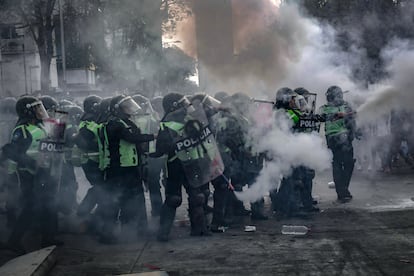 Policías se enfrentan a manifestantes feministas en la Ciudad de México