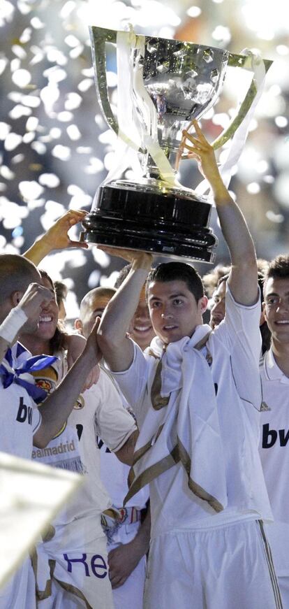 Cristiano Ronaldo alza la Copa de campeón de Liga.