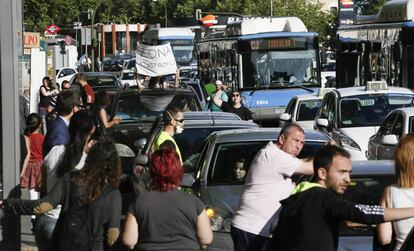 Protesta de los vecinos de El Quiñón en los alrededores de Atocha, en Madrid.