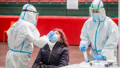 A woman undergoes a coronavirus test in Burgos.