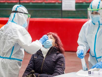 A woman undergoes a coronavirus test in Burgos.