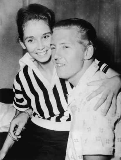 Jerry Lee se casó con su prima Myra, de 13 años (en la foto los dos en 1958). Cuando se descubrió, los medios y el público le repudiaron. Hasta la fecha, el cantante se ha casado siete veces.