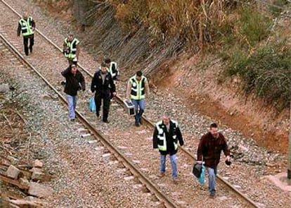 Miembros de los TEDAX, tras desactivar un artefacto en Samper de Calanda (Teruel) el pasado 26 de diciembre.