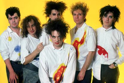 Lol Tolhurst, Porl Thompson, Simon Gallup, Robert Smith, Boris Williams y Roger O'Donnell posan durante la gira 'The Kissing Tour' en 1987.