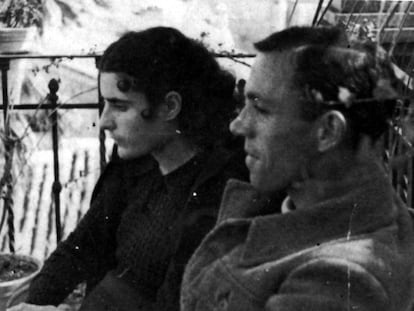 Miguel Hernández junto a su esposa Josefina Manresa hacia 1937.