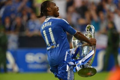 Drogba celebra la victoria de su equipo 4-3 ante el Bayern en la final de la Liga de Campeones 