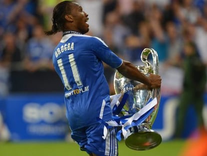 Drogba celebra la victoria de su equipo 4-3 ante el Bayern en la final de la Liga de Campeones 