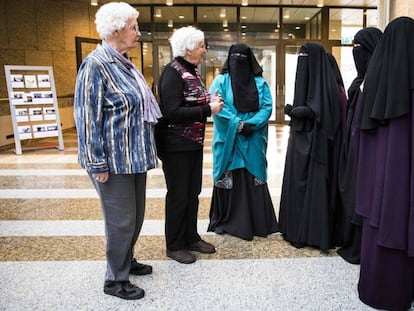 Mujeres con niqab de visita en el Senado holandés, en noviembre pasado.