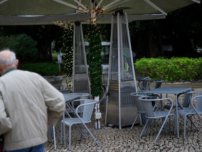 Un hombre pasa ante una terraza vacía en Lisboa, este martes.