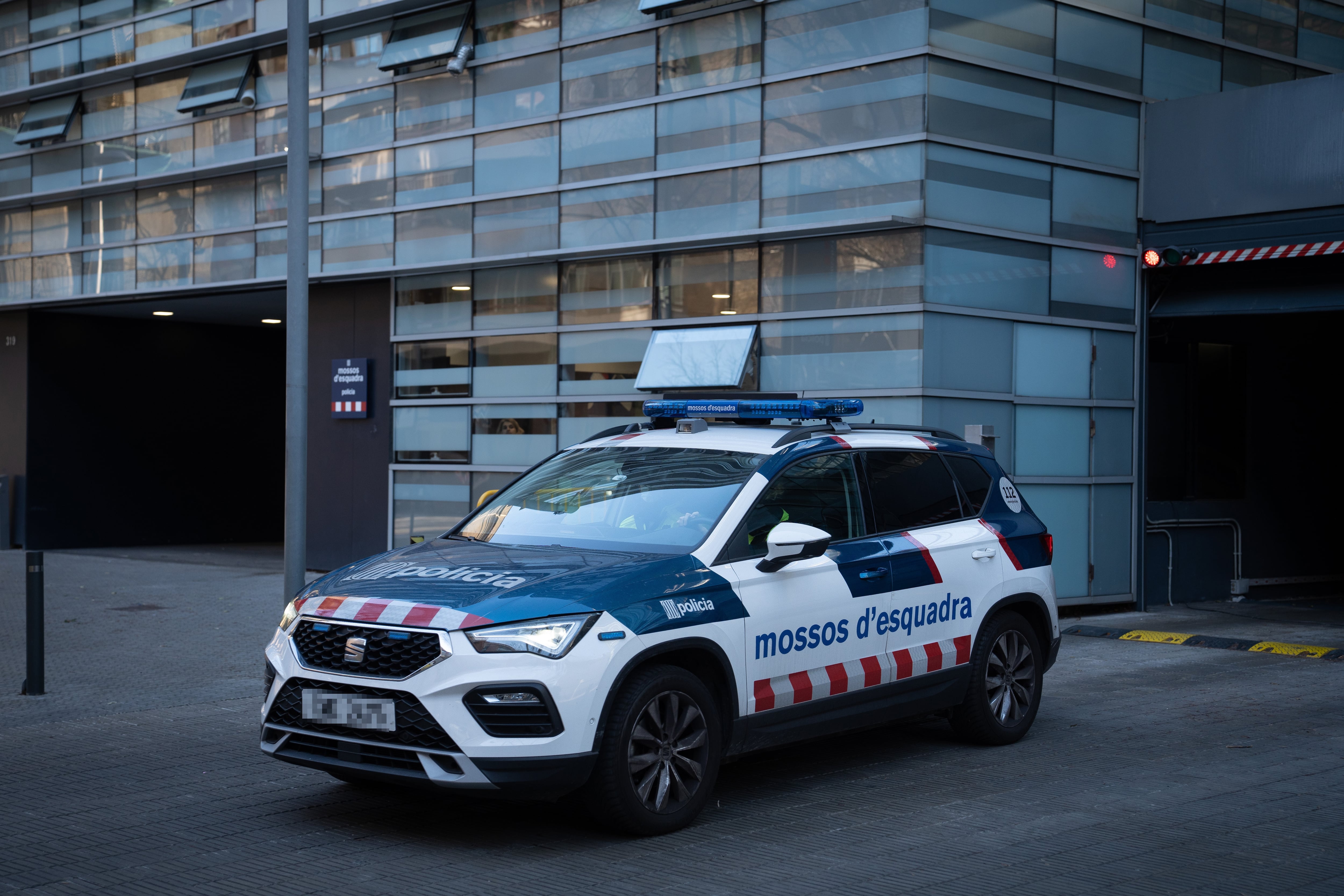 Los Mossos buscan a un hombre acusado de amputar la mano de su pareja en Santa Coloma de Gramenet 