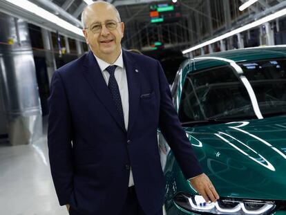Jean-Philippe Imparato, consejero delegado de Alfa Romeo, posa junto al nuevo modelo de la marca, el Tonale.