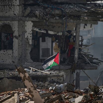 JABALAIYA REFUGEE CAMP (---), 17/02/2025.- A Palestinian flag flies next to the shelter of a Palestinain family set up among the rubble of destroyed buildings amid a ceasefire between Israel and Hamas, in Jabalya refugee camp, northern Gaza Strip, 17 February 2025. Israel and Hamas implemented the first phase of a hostage release and ceasefire deal on 19 January 2025. More than 46,000 Palestinians have been killed in the Gaza Strip, according to the Palestinian Ministry of Health, since Israel launched a military campaign in the strip in response to a cross-border attack led by the Palestinian militant group Hamas on 07 October 2023, in which about 1,200 Israelis were killed and more than 250 taken hostage. EFE/EPA/MOHAMMED SABER
