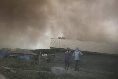 Habitantes de la localidad Tiga Pancur situada la norte de Sumatra, afectados por la densa nube de humo y cenizas expulsadas por el volcán indonesio.