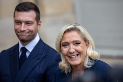 Jordan Bardella y Marine Le Pen, tras el encuentro con François Bayrou, este martes.