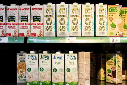 Leche de soja en las estanterías de un supermercado.