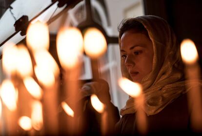  Una creyente ortodoxa enciende velas durante la ceremonia de Pascua en la iglesia de San Jorge en Estambul (Turquía). 