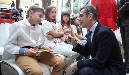 El ministro de la Presidencia, Relaciones con las Cortes y Memoria Democrática, Félix Bolaños, conversa con niños ucranios de colegios de Madrid durante la festividad del Dos de Mayo en la capital.