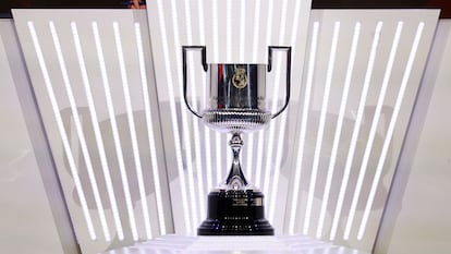 El trofeo de la Copa del Rey, durante un sorteo esta temporada.