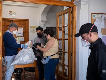 El alcalde de Gines da instrucciones a uno de los voluntarios para el reparto de mascarillas.