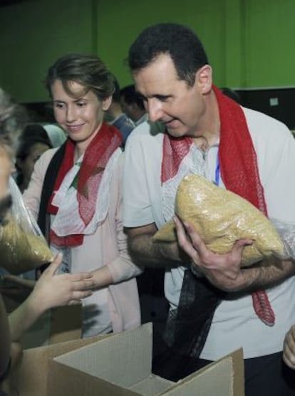 Bachar y Asma el Assad, en una de las últimas imágenes en que han aparecido juntos: durante una recolección de comida para los damnificados de Homs, en Damasco, el pasado abril.