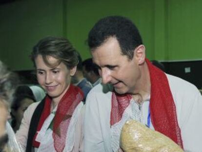 Bachar y Asma el Assad, en una de las últimas imágenes en que han aparecido juntos: durante una recolección de comida para los damnificados de Homs, en Damasco, el pasado abril.