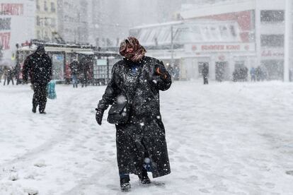 Una fuerte tormenta de nieve ha paralizado la vida en Estambul con cientos de vuelos cancelados y el Bósforo cerrado al tráfico marítimo. La tormenta ha dejado casi 40 centímetros de nieve en la metrópoli turca durante la noche, lo que ha causado estragos en las carreteras mientras los viajeros buscaban salir de la ciudad para la escapada de fin de semana.