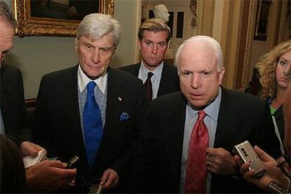 El senador republicano John McCain (derecha), el miércoles, ante los periodistas.