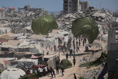 Varios paquetes de ayuda humanitaria caen este jueves en la Franja.