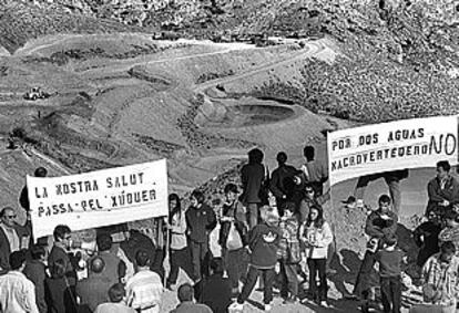 Una de las manifestaciones contra el vertedero de Dos Aguas, con camiones de basura al fondo.