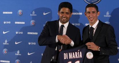 Angel Di Maria posa con el presidente del PSG, Nasser al-Khelaifi en su presentaci&oacute;n como nuevo jugador del equipo franc&eacute;s.