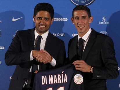 Angel Di Maria posa con el presidente del PSG, Nasser al-Khelaifi en su presentaci&oacute;n como nuevo jugador del equipo franc&eacute;s.