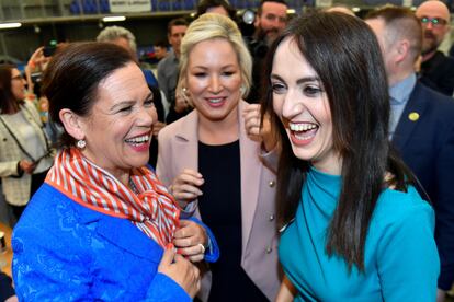 De izquierda a derecha, Mary Louise McDonald, Michelle O'Neill y Emma Sheerin, del Sinn Fein, celebran los resultados de las elecciones, el 7 de mayo.