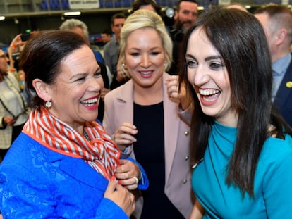 De izquierda a derecha, Mary Louise McDonald, Michelle O'Neill y Emma Sheerin, del Sinn Fein, celebran los resultados de las elecciones, el 7 de mayo.