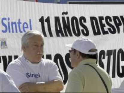 Protesta con pancartas a la entrada de la Audiencia Nacional en San Fernando de Henares, durante el juicio contra los ocho acusados de la quiebra de Sintel -antigua filial de Telefónica. EFE/Archivo