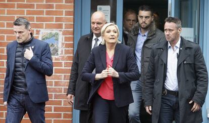 La candidata Marine Le Pen tras votar en la segunda vuelta de los comicios en Hénin-Beaumont.