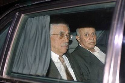 El primer ministro, Ahmed Qurei (en primer plano), y Abu Mazen, a su llegada anoche a la Mokata.