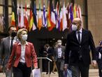 Brussels (Belgium), 25/02/2021.- European Commission President Ursula von der Leyen (L) and European Council President Charles Michel (R) arrive to give a joint press conference at the end of the first of a two days video conference of the members of the European Council on the COVID-19 pandemic, in Brussels, Belgium, 25 February 2021. The EU Council announced that EU leaders will take stock of the epidemiological situation. They will continue working to coordinate their response to the COVID-19 pandemic, focusing in particular on the authorisation, production and distribution of vaccines and the movement of persons. (Bélgica, Bruselas) EFE/EPA/OLIVIER HOSLET / POOL