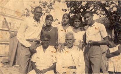 De pie, los cinco hermanos Machín más pequeños (desde la izquierda): Antonio, Dulce María, Eugenia Felicia, Gloria Esther <i>(Chiquitica)</i> y Evelio. Sentados, los padres: Leoncia y José. Fotografía del álbum familiar de la única hermana viva del cantante.