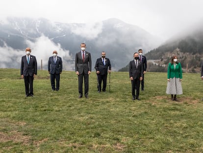 Foto de familia de la cumbre iberoamericana en Andorra. De izquierda a derecha, el presidente de Portugal, Marcelo Rebelo de Sousa; el primer ministro de Portugal, Antonio Costa; el rey de España, Felipe VI; el presidente de Guatemala, Alejandro Gianmattei; el jefe del Gobierno de Andorra, Xavier Espot; el presidente del Gobierno español, Pedro Sánchez; la secretaria general Iberoamericana, Rebeca Grynspan, y el presidente de la República Dominicana, Luis Abinader.