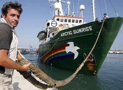 El barco de Greenpeace <i>Arctic Sunrise</i> atraca en el puerto de Valencia.