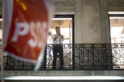 Aún está fresco el recuerdo de la voz temblorosa de Pedro Sánchez el 29 de octubre del pasado año. “Dejo el escaño como diputado porque no renuncio a mis ideas, y anuncio que a partir del lunes cojo mi coche para recorrer de nuevo todos los rincones de España y escuchar a quienes no han sido escuchados” decía afectado. Hoy asistimos a su regreso. Y aquí está, victorioso y exultante. No soy votante socialista, pero es de justicia reconocer que Pedro Sánchez no solo ha dado una lección de política, tenacidad y trabajo, ha dado también una lección sobre valores. Los afiliados alzaban la voz para ser oídos, mientras los barones hacían oídos sordos. Hoy han recuperado la voz. La partida continúa.